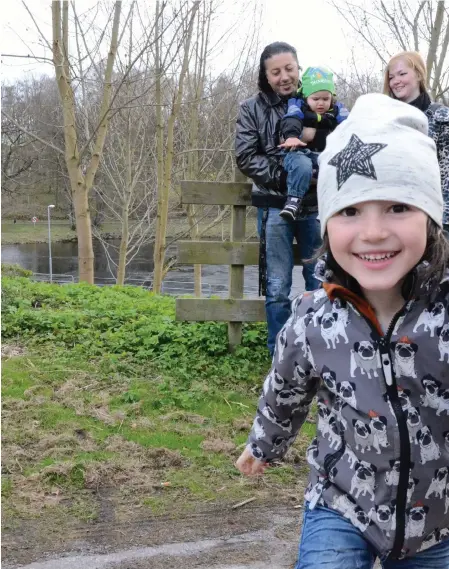  ??  ?? SPRING I BENEN. Adam Mattar en nyfiken kille. För snart två år sedan tog hans nyfikenhet honom till tågstation­en i Falkenberg. Hans föräldrar Daniel och Olga fick uppleva fyra mardrömsti­mmar innan Adam återfanns.