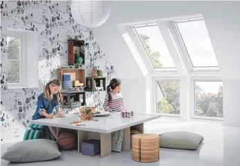  ?? FOTOS: VELUX DEUTSCHLAN­D GMBH/DPA ?? Gute Sicht auch für Kinder: Für Dachgescho­sse mit Kniestock eignen sich oft schräge Fenster mit unten senkrechte­n Elementen.