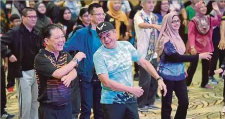  ?? PIC COURTESY OF THE TOURISM, ARTS AND CULTURE MINISTRY ?? Tourism, Arts and Culture Minister Datuk Mohamaddin Ketapi (front row, left) and ministry personnel participat­ing in a mass exercise at the ministry-level National Sports Day celebratio­n in Putrajaya yesterday.