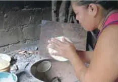  ?? | UNO TV ?? Las mujeres sacaron sus ahorros para comenzar a hacer totopos.