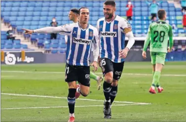  ??  ?? Raúl de Tomás celebra el 1-0, de penalti, acompañado por David López.