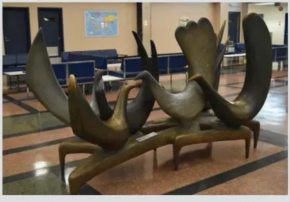  ?? Photo : Laëtitia Rattier ?? Les Oiseaux de Bienvenue sculptés par l'artiste albertin Arthur Price en 1958 sont situés au milieu de la section internatio­nale de l'aéroport de Gander. Il paraîtrait que frotter la tête de ces oiseaux porterait chance.