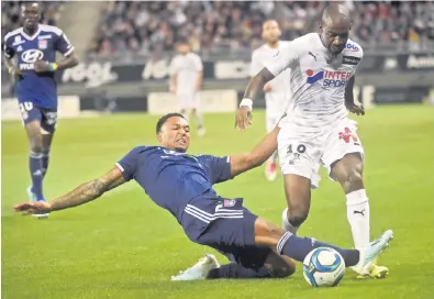  ??  ?? PENUH AKSI: Antara babak-babak aksi perlawanan Ligue 1 di antara Amiens dan Lyon di Stadium Licorne di Amiens.