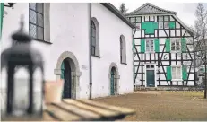  ?? FOTOS: STEPHAN KÖHLEN ?? Ein Highlight des Ortskernes: Das Pfarrhaus (rechts) und die weiße, evangelisc­h-reformiert­e Kirche.