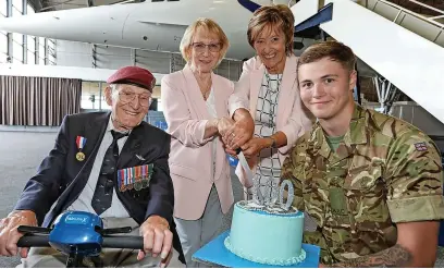  ?? ?? ●●Peter Davies, his daughters and a member of 653 Squadron Air Army Corps with his 100th cake