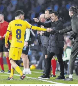  ?? Valentí Enrich ?? Pedri recibe instruccio­nes de Xavi, en el triunfo del Barça contra el Celta.