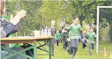  ?? FOTO: TURA ?? Jede Menge Applaus bekamen die Kinder, die für die neue Sportanlag­e auf dem Vennberg ihre Runden drehten.