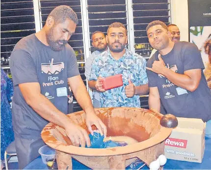  ?? Picture: SOPHIE RALULU ?? Pacolo Vavataga of Fiji TV mixes kava while Jese Tuisinu and Josefa Kotobalavu join in the photo.