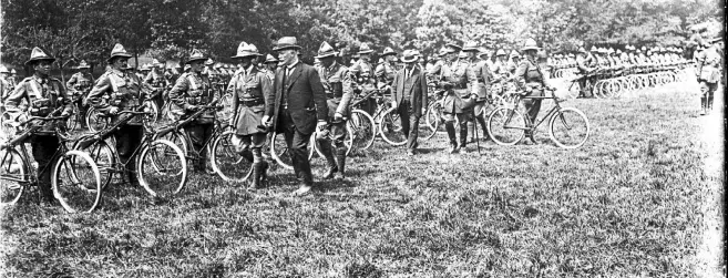  ?? ALEXANDER TURNBULL LIBRARY ?? New Zealand PM William Massey and his deputy Joseph Ward inspect the New Zealand Cyclist Battalion in France, July 3 1917.