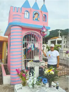  ??  ?? It’s common to decorate the graves of loved ones during the Day of the Dead festival. Families often visit the cemetery together.