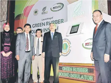  ??  ?? Mah (second right) and chairman of Malaysia Rubber Board, Datuk Seri Dr Muhammad Leo Toyad (right) during the launching of Green Rubber Sound Insulator. — Bernama photo