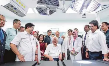  ??  ?? NAJIB membuat tinjauan projek naik taraf Hospital Wanita dan Kanak-kanak HKL, semalam.