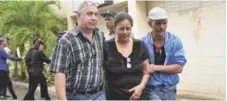  ??  ?? El dolor. Brígida Morales, madre de Reyna Isabel Encarnació­n Morales y otros familiares fueron al Instituto Nacional de Ciencias Forenses.