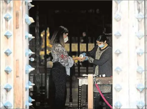  ?? EFE / Fernando Villar ?? Una mujer se desinfecta las manos en la entrada de la catedral de Alcalá de Henares (Madrid), el pasado 3 de mayo