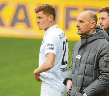  ?? Foto: Ulrich Wagner ?? Mit der Einwechslu­ng von Alfred Finnbogaso­n (links) kam mehr Schwung in die Offensive des FC Augsburg. Letztlich bedeutete das 0:0 gegen Bielefeld aber eine Enttäuschu­ng für Trainer Heiko Herrlich (Mitte).