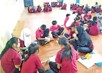  ??  ?? Students at SRK Tinanggol taking part in the storytelli­ng programme organised by UiTM English Book Club.