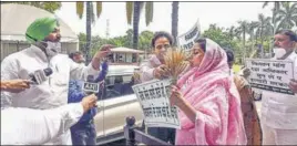  ?? PTI ?? SAD’S Bathinda Lok Sabha member Harsimrat Kaur Badal and her Congress counterpar­t from Ludhiana Ravneet Singh Bittu engaged in a verbal duel in New Delhi on Wednesday.