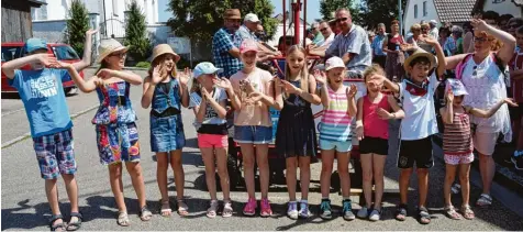  ??  ?? Solch einen herzlichen Empfang bereitete die Orff Gruppe mit Leiterin Kathrin Strasser unserer Zeitung. Die Kinder sangen „Dieser Tag soll fröhlich sein“.