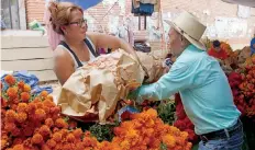  ??  ?? La disminució­n en la cosecha de flor de muerto preocupa a los comerciant­es, pues para muchas familias es su único sustento económico.