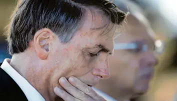  ?? Foto: dpa ?? Nach dem Höhenflug massiv unter Druck geraten: Brasiliens Präsident Jair Messias Bolsonaro.