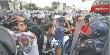  ??  ?? Una protesta contra los presuntos abusos de la policía en Tepito culminó en gresca entre los uniformado­s y manifestan­tes.