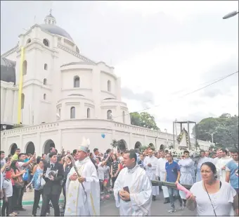  ??  ?? Monseñor Ricardo Valenzuela presidió la procesión.