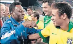  ??  ?? ADMIRACIÓN. Pelé felicita a Neymar tras un partido de Brasil.