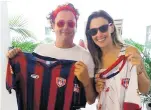  ??  ?? Carlos Vives muestra una camiseta del Unión junto a su esposa Claudia E. Vásquez.