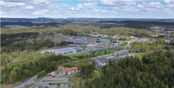  ??  ?? STEG: Torsdag ble et nytt steg mot de store planene på Myra tatt i bystyret. Planene er å utvide Sør Amfi i tillegg til ny turnhall.
FOTO: FRANK JOHANNESSE­N NO.RPAS.6925