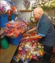  ?? PETE BANNAN – DIGITAL FIRST MEDIA ?? Greg DePedro prepares roses for ‘Lisa’s Roses’ at the Coatesvill­e Flower Shop in this file photo.