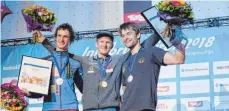  ?? FOTOS: MICHAEL SCHEYER ?? Janja Garnbret springt mit einer Hand zum letzten Griff und gewinnt damit Gold (oben links). Jessica Pilz klettert „Top“, das heißt im Vorstieg bis nach oben (oben rechts). Adam Ondra, Jakob Schubert und Jan Hojer (von links) gewinnen Medaillen (unten rechts).