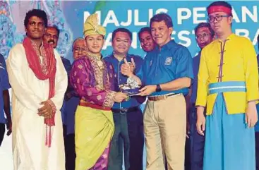  ?? PIC BY IQMAL HAQIM ROSMAN ?? Negri Sembilan Barisan Nasional chairman Datuk Seri Mohamad Hasan (second from right) at the launch of the state’s BN manifesto in Seremban recently.