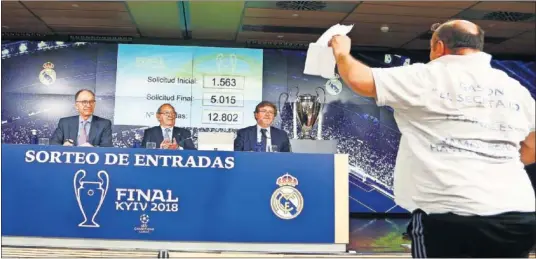  ??  ?? EL SORTEO. Paco Gento, entre el notario Cruz Gonzalo López Müller y José Luis Sánchez, responsabl­e del área Social del club, repartió suerte.