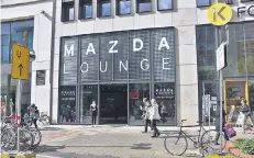  ?? FOTO: PFW ?? An der Schadowstr­aße hat neben Foto Koch eine Mazda-Lounge eröffnet. Bis zum 28. April werden dort verschiede­ne Modelle vorgestell­t.