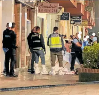  ?? // FUENGIROLA SE QUEJA ?? Momento en el que la Policía está con el fallecido