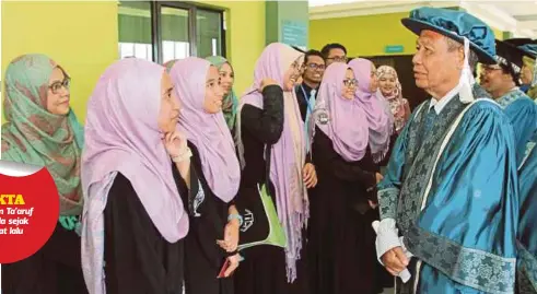  ??  ?? DR Tariq Abdul Razak (kanan) berbual dengan sebahagian pelajar baru.