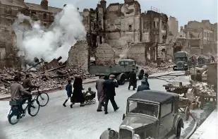  ??  ?? Été 1940. Le Blitzkrieg sème la mort et le chaos à Londres.
