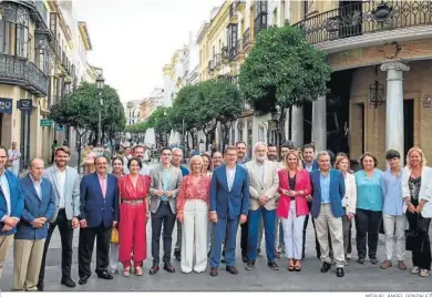  ?? MIGUEL ÁNGEL GONZÁLEZ ?? Núñez Feijóo, con los integrante­s de la lista del PP.