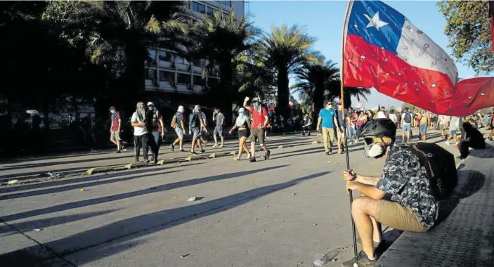  ?? Foto: Efe ?? Las protestas contra el presidente chileno Piñera han sido constantes desde hace un año. En la imagen, una manifestac­ión contra la subida de los transporte­s en noviembre de 2019.