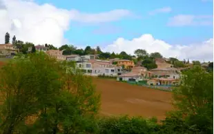  ?? [RÉMI BENOIT] ?? L’étalement urbain, gros consommate­ur de surfaces, est l’un des phénomènes à l’origine des atteintes à l’environnem­ent.