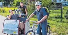  ?? FOTO: JOACHIM E. ROETTGERS GRAFFITI ?? Die Filmemache­r Felix Länge (l.) und Roman Högerle nahmen auch Verkehrsmi­nister Winfried Hermann auf dem Stuttgarte­r Filderradr­undweg ins Visier.