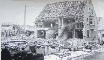  ?? FOTO: PRIVAT/ARCHIV ?? Bomben schlugen am 13. Februar 1945 an der Eisenbahns­traße in Spaichinge­n ein.