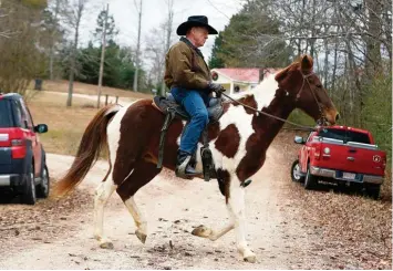  ?? Foto: Albert Cesare, dpa ?? Knapp geschlagen: Der heftig umstritten­e Kandidat Roy Moore ritt mit seinem Pferd zum Wahllokal.
