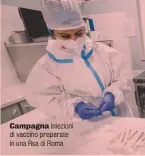  ??  ?? Campagna Iniezioni di vaccino preparate in una Rsa di Roma