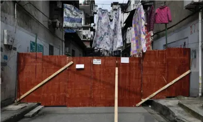  ?? Photograph: Reuters ?? A residentia­l area blocked off in Wuhan. Some references to the city have been blocked on social media in China.