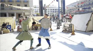  ?? NURIA SOLER ?? Lucha Dos actores recrean un combate medieval en la plaza del Pilar, enfrente del ayuntamien­to, ayer.