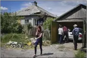  ?? ANDRIY ANDRIYENKO — THE ASSOCIATED PRESS ?? Residents remove debris from a destroyed house after Russian shelling in Kramatorsk, Ukraine, on Wednesday.