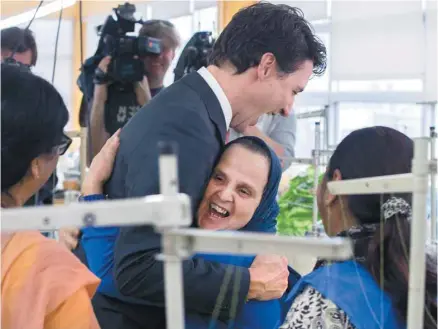  ?? JACQUES NADEAU LE DEVOIR ?? De passage à Montréal, le premier ministre est allé à la rencontre d’immigrante­s.