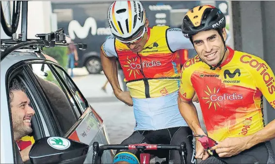 ?? FOTO: RFEC ?? desde uno de los coches de la selección nacional de ciclismo, el selecciona­dor Pascual Momparler sonríe junto a Mikel Landa y Luis León Sánchez