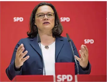  ?? FOTO: BERND VON JUTRCZENKA/DPA ?? Gerade auch in der Asylpoliti­k gebe es Unterschie­de zwischen den Sozialdemo­kraten und den Grünen, betont SPD-Chefin Andrea Nahles. Für ihren Kurs erhält sie Zustimmung aus beiden Parteiflüg­eln.